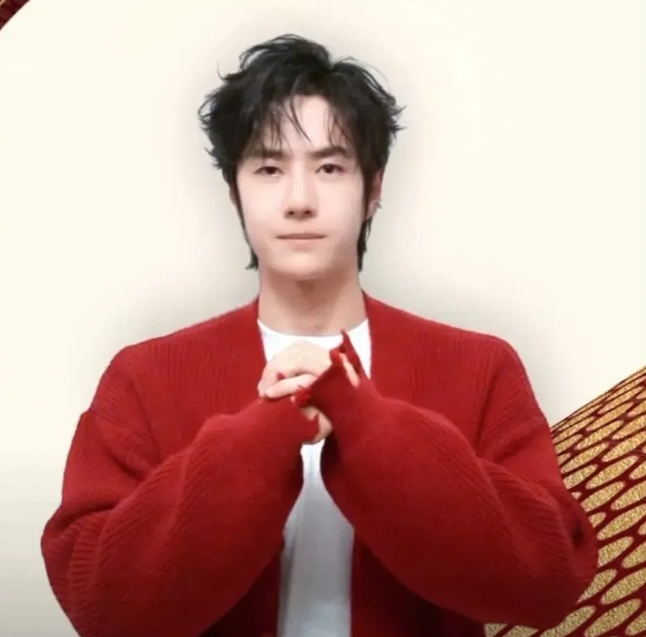 穿着红毛衣,戴着红围巾,颇具过年氛围感的小福娃,拜年送祝福的王一 