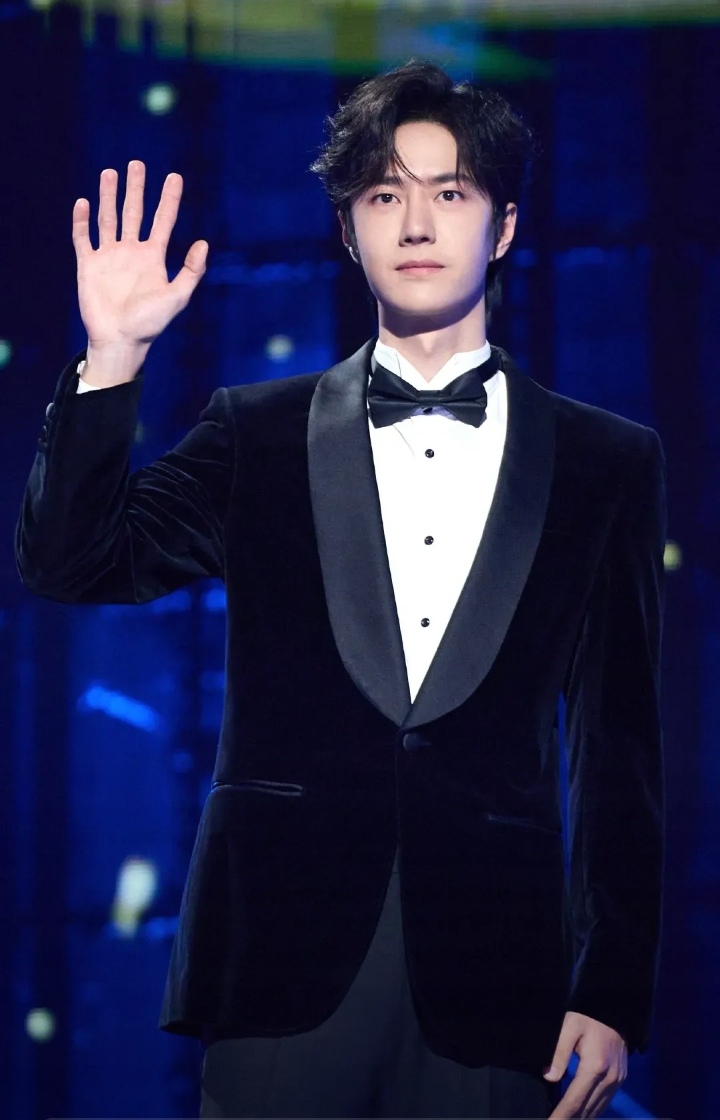 唱着红歌的王一博,一张国泰民安,温润如玉的脸,过分温柔,过分英俊帅气