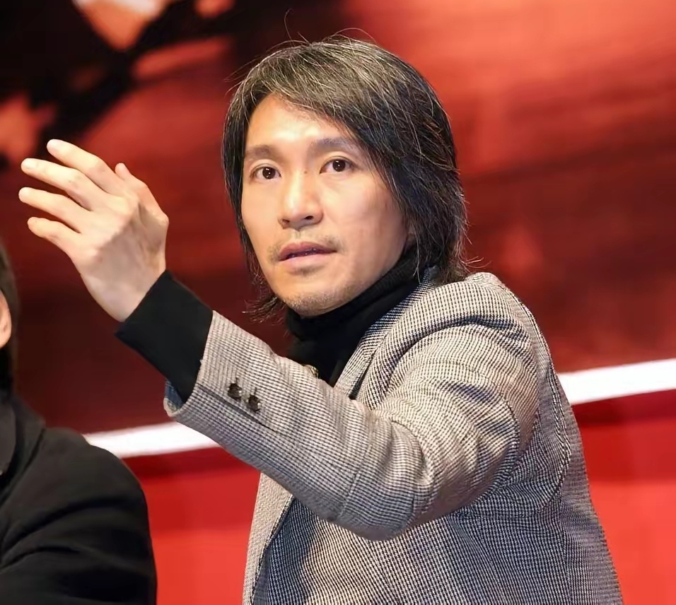 18日,许久没有消息的周星驰,突然冲上热搜