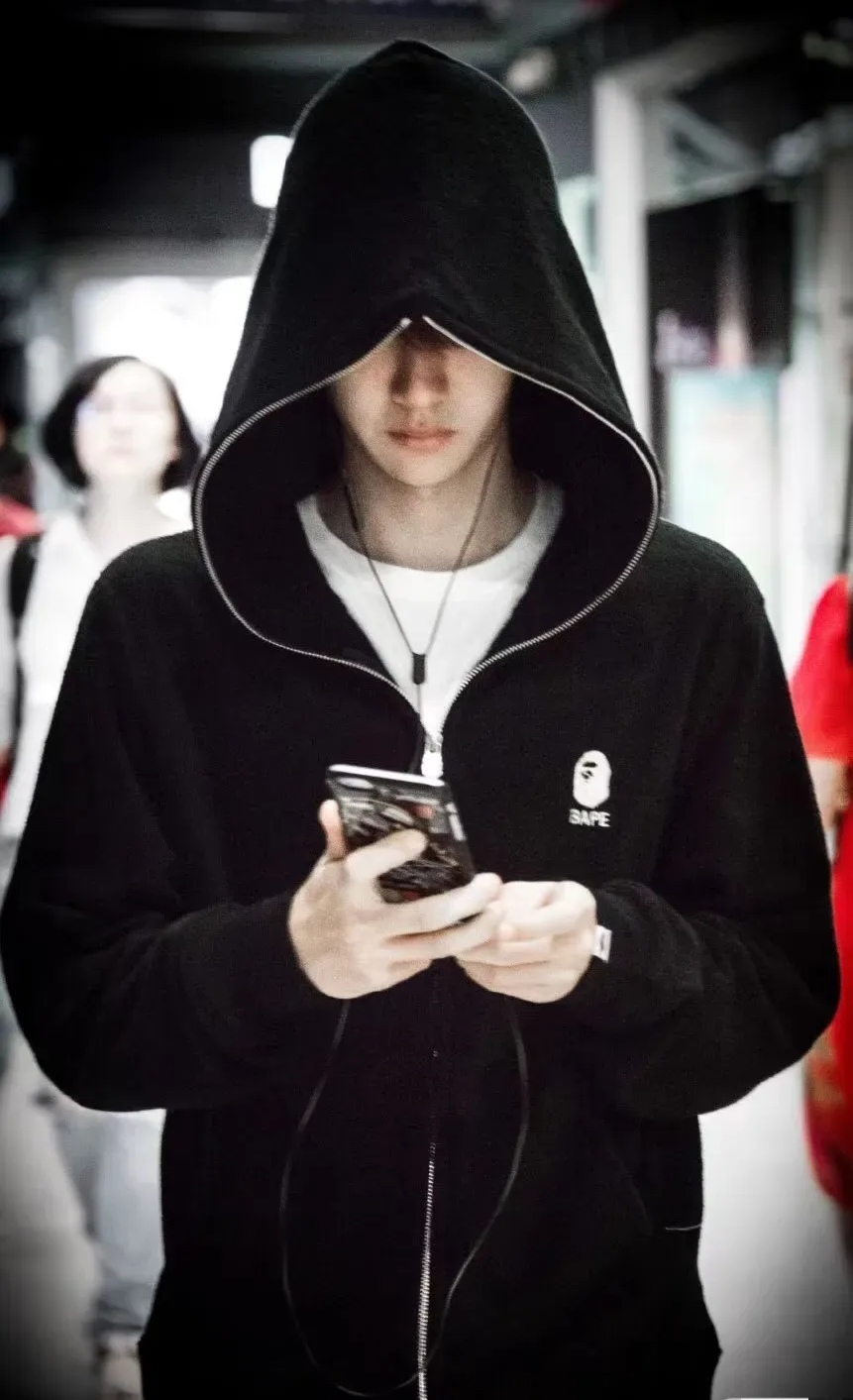 哇哇哇,王一博的这个黑色帽衫造型太酷啦!