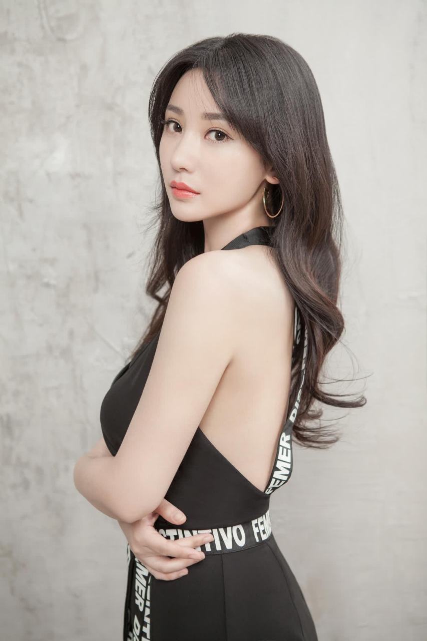 柳岩,本名杨柳,1980年11月8日出生于湖南省衡阳市,中国内地女演员