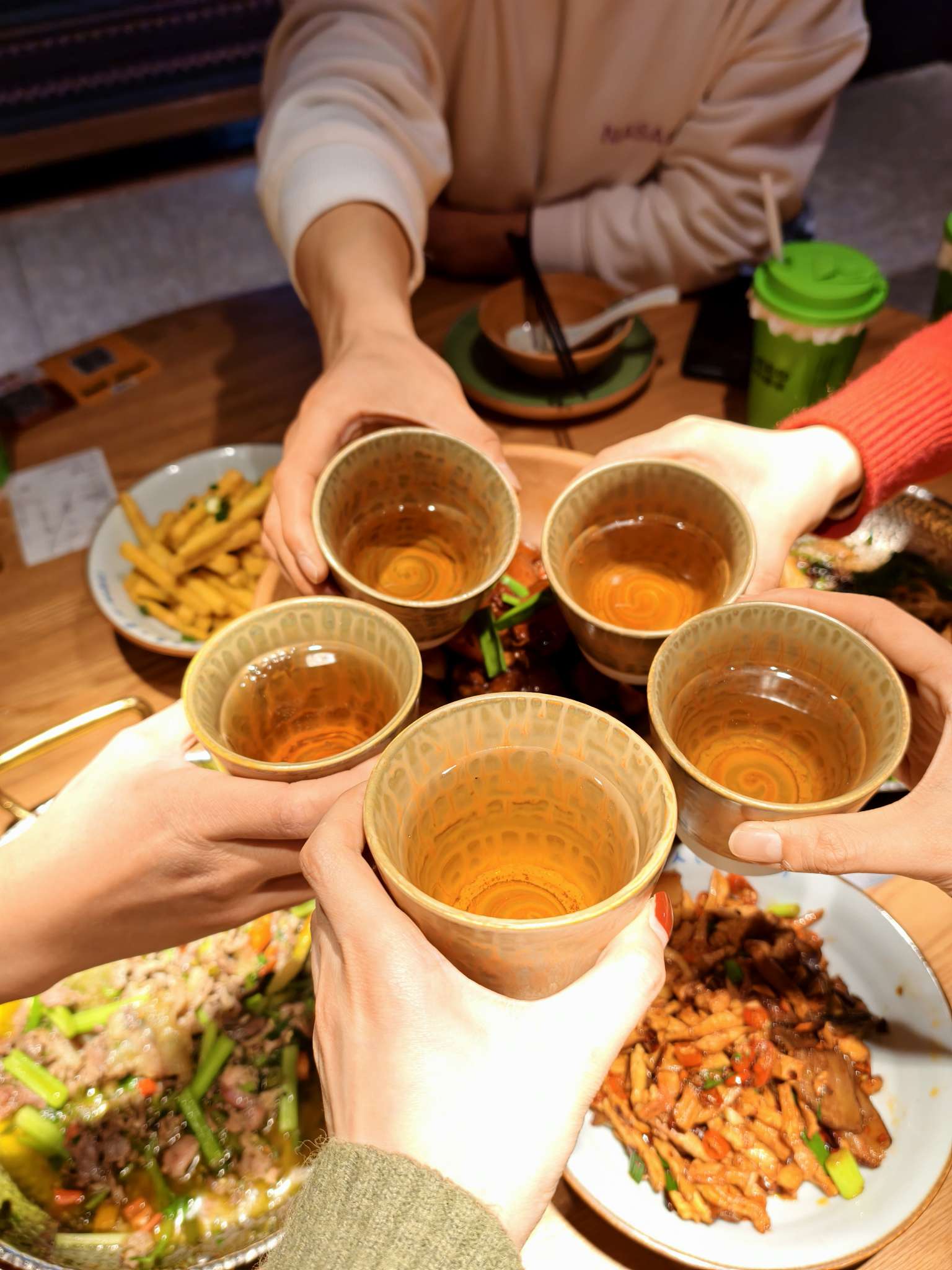 和老友相聚碰杯畅饮美食相伴平凡日子里的珍贵时刻