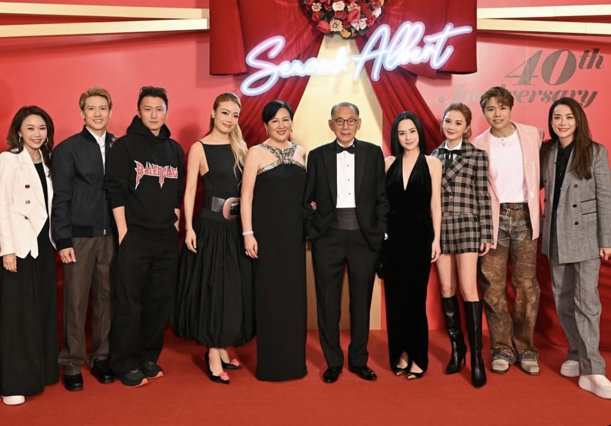 老板杨受成迎红宝石婚,没想到方中信也在列,霍汶希谢霆锋坐一桌