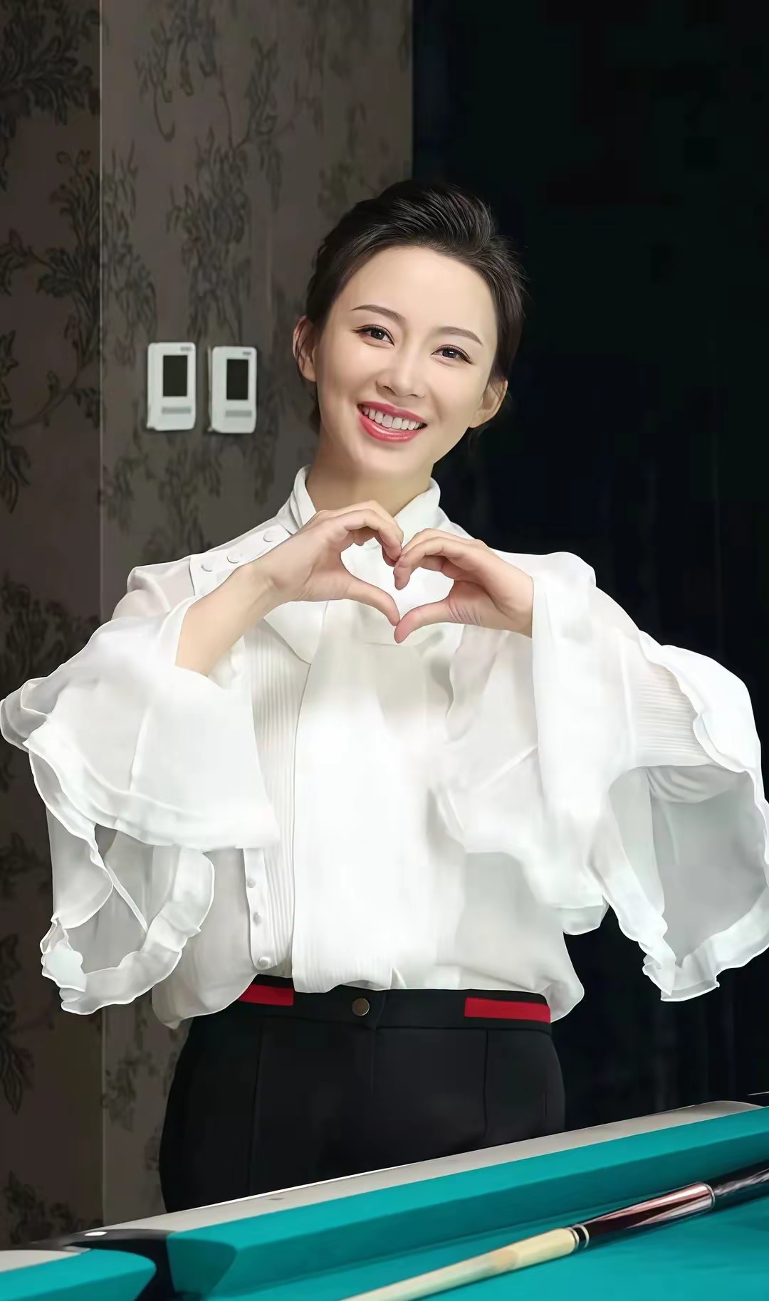 说到台球界的九球天后潘晓婷那可不只是球技6到飞起她的穿搭更是