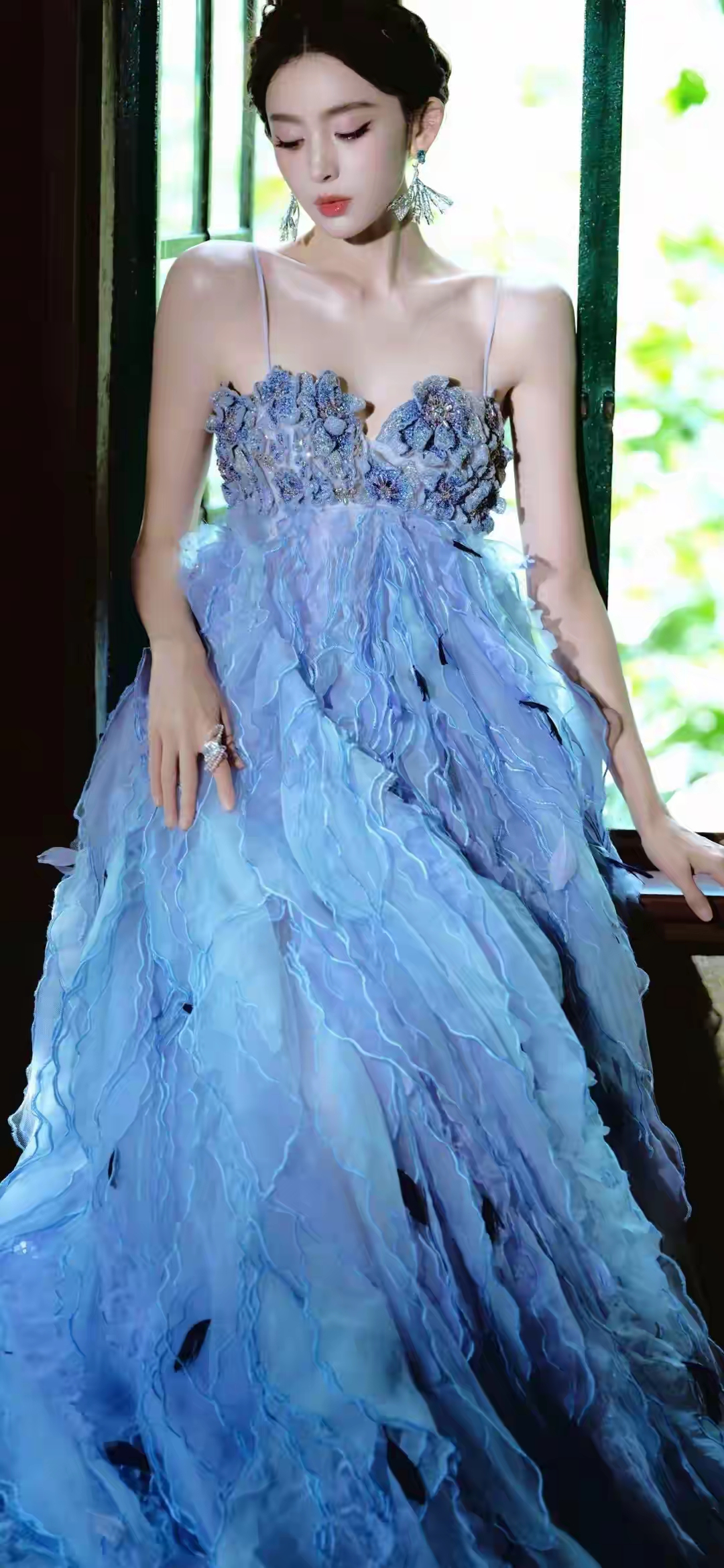 古力娜扎最近一组造型直接杀疯了,身穿一袭蓝色礼裙,那叫一个美到失语