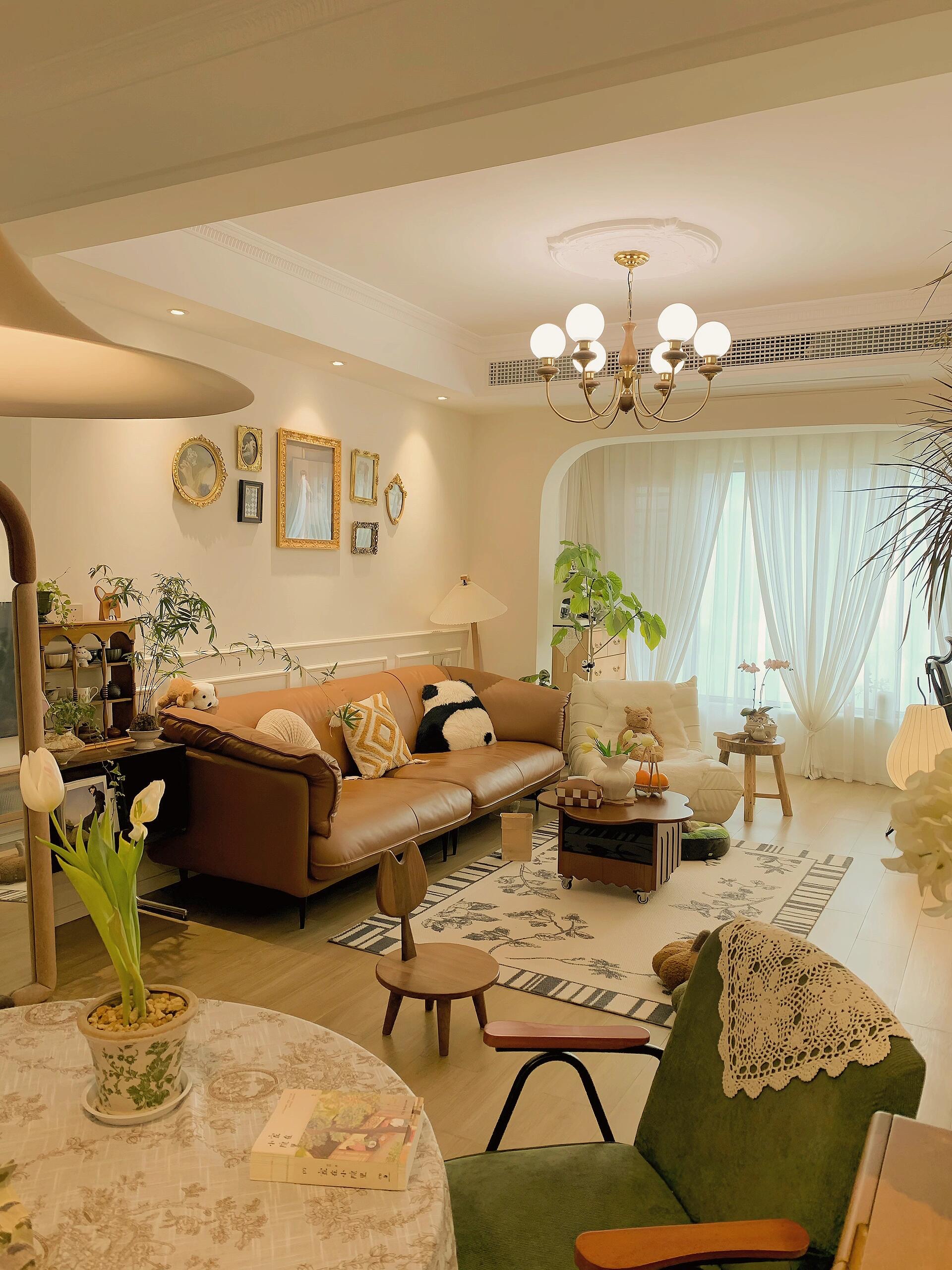 25w 软装15w硬装10w 轻硬装重软装的装修思路 客厅整体是复古焦糖色调