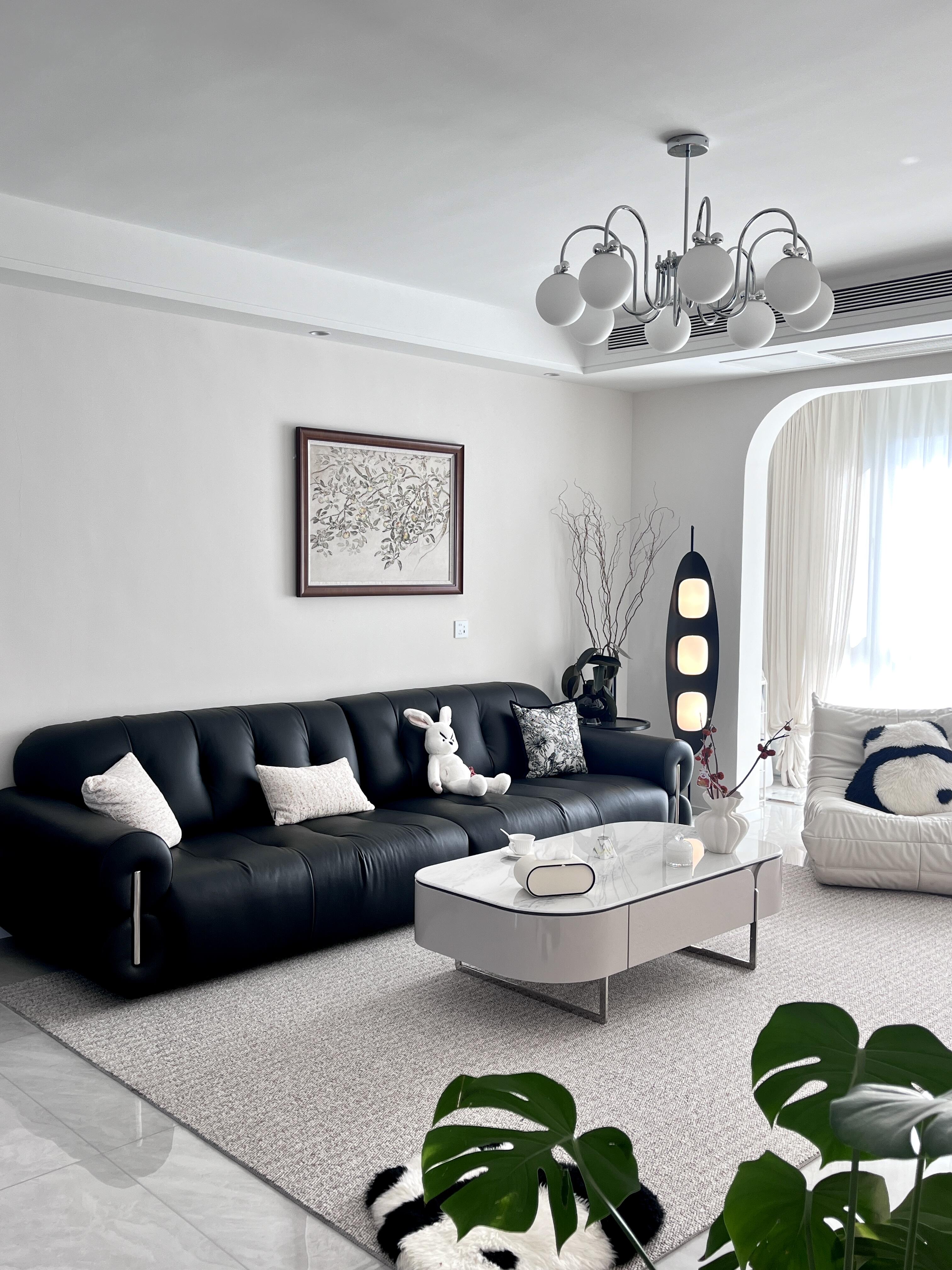 硬装上大面积采用白色系 全屋通刷乳胶漆 通铺浅灰色亮面砖