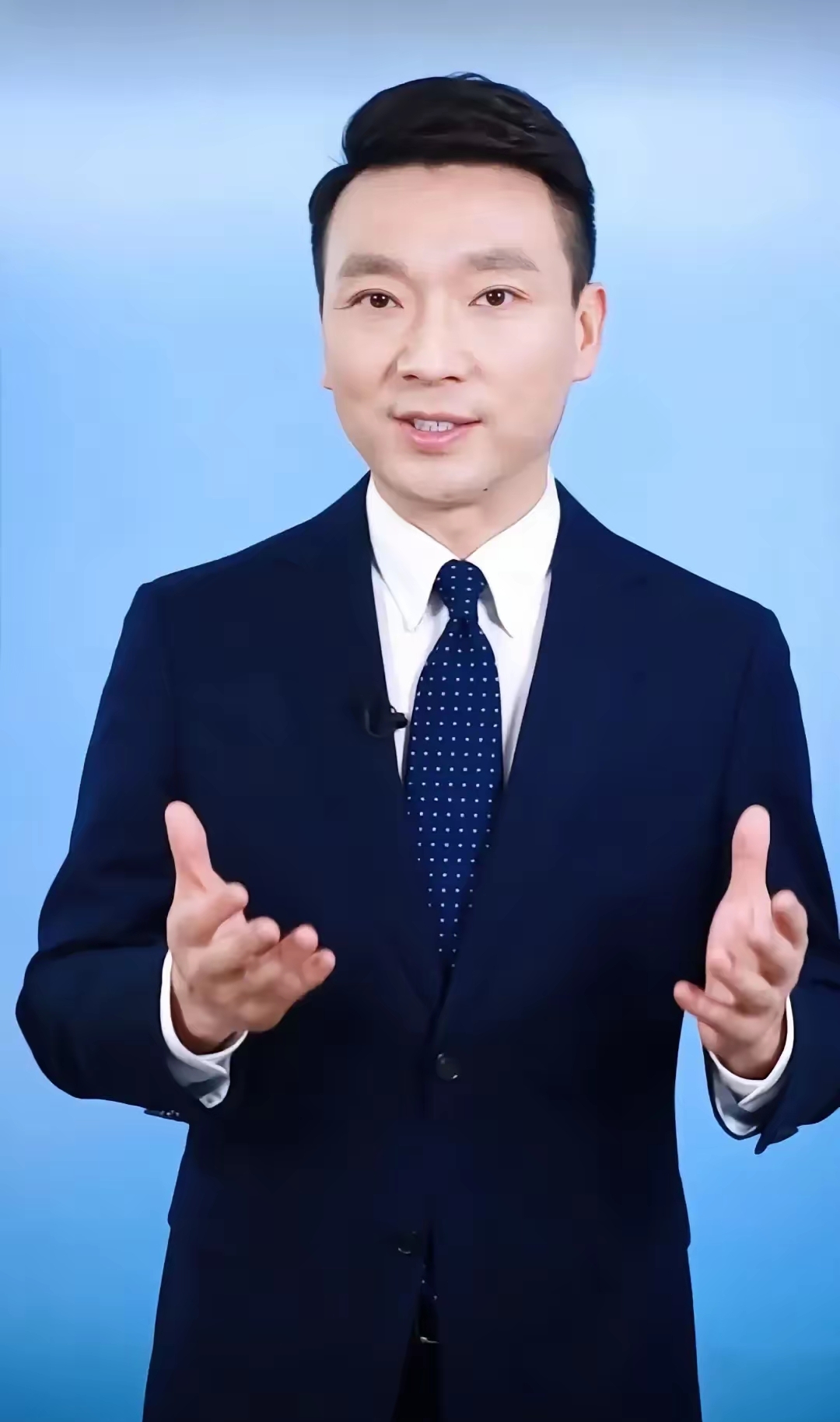 一次鲁豫问康辉特别热的时候你播《新闻联播》时会不会上身穿