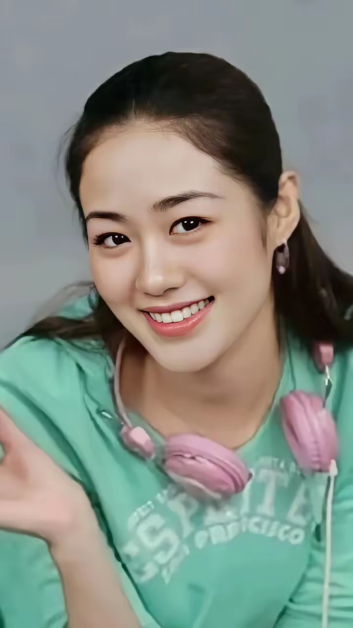 毕畅,1989年生于辽宁抚顺,毕业于沈阳民族艺术学校