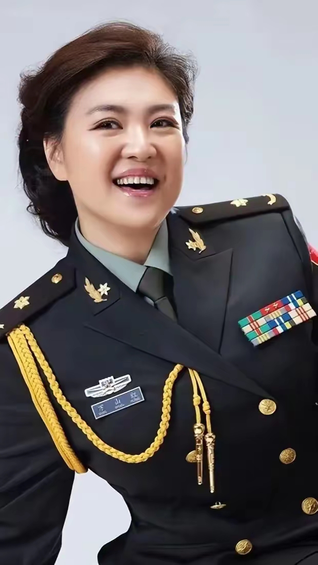 万山红是中国著名女高音歌唱家,国家一级演员,1959年生于黑龙江伊春