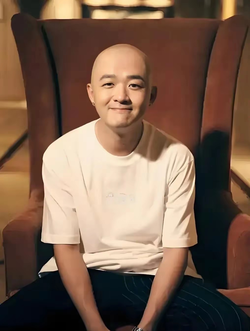 包贝尔1984年出生于黑龙江哈尔滨,父母离异后,他随母亲生活,母亲是