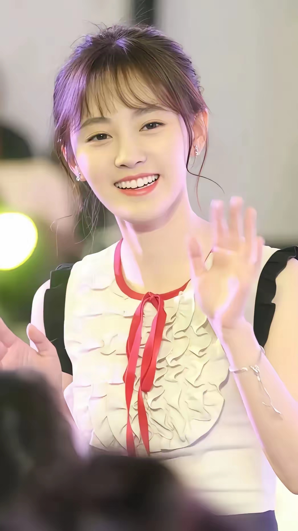 鞠婧祎,1994年生于四川遂宁,是内地影视女演员,流行乐歌手