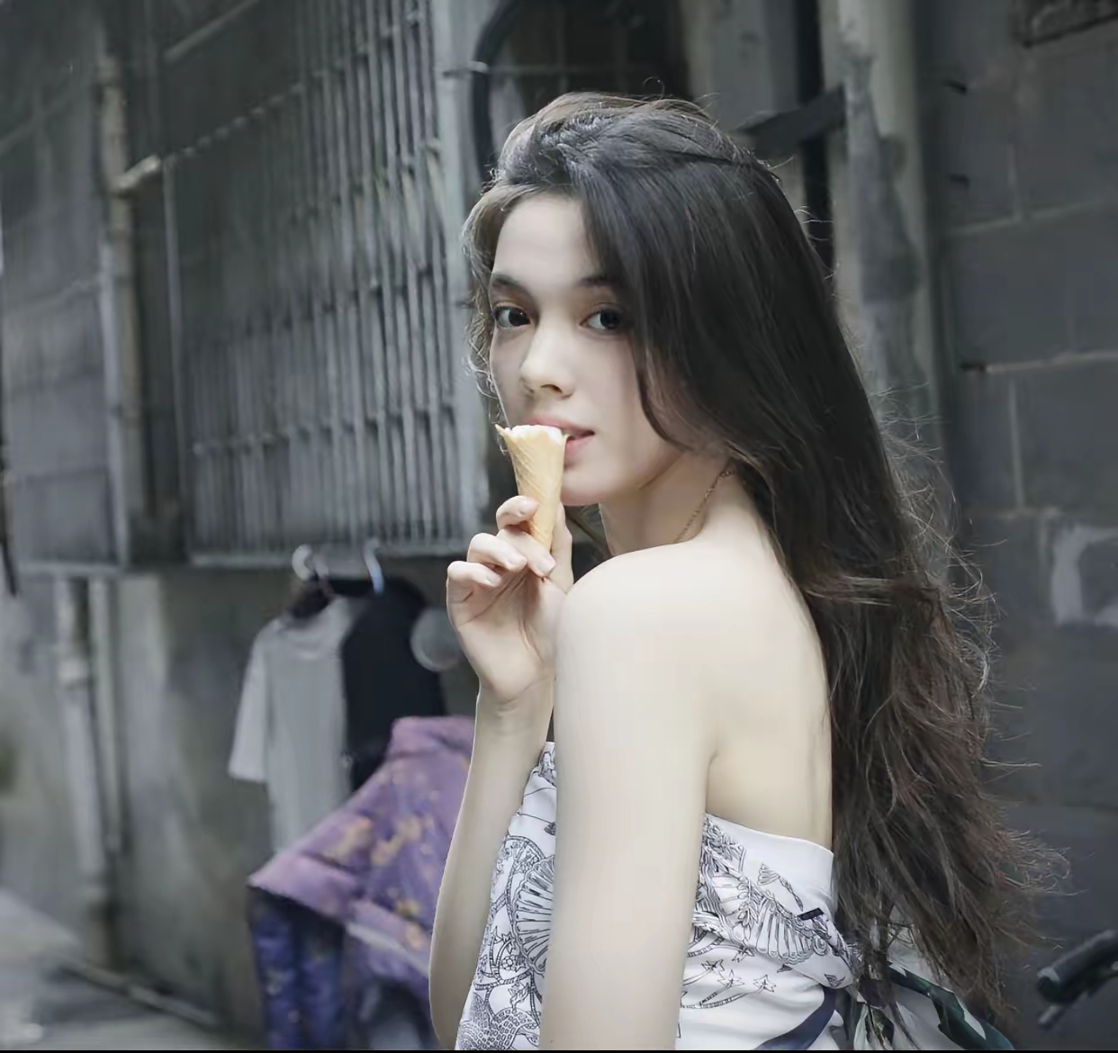 刘黛希,2005年9月9日出生于英国,中英混血女演员,主持人