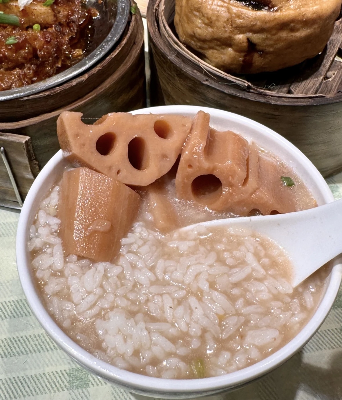 除了肉香还有莲藕本身的那种清甜平常在饭店喝的都是藕汤煮糍粑