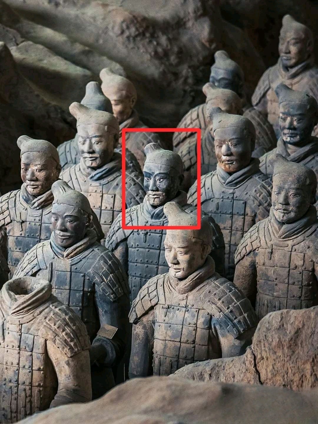 看到那么多兵马俑眼窝都是空的这个咋还有瞳孔呢?