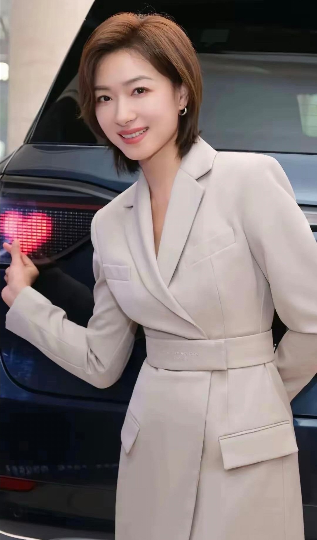 宝子们,被万茜的美照狠狠拿捏啦!瞧她这两套造型,都超有范儿