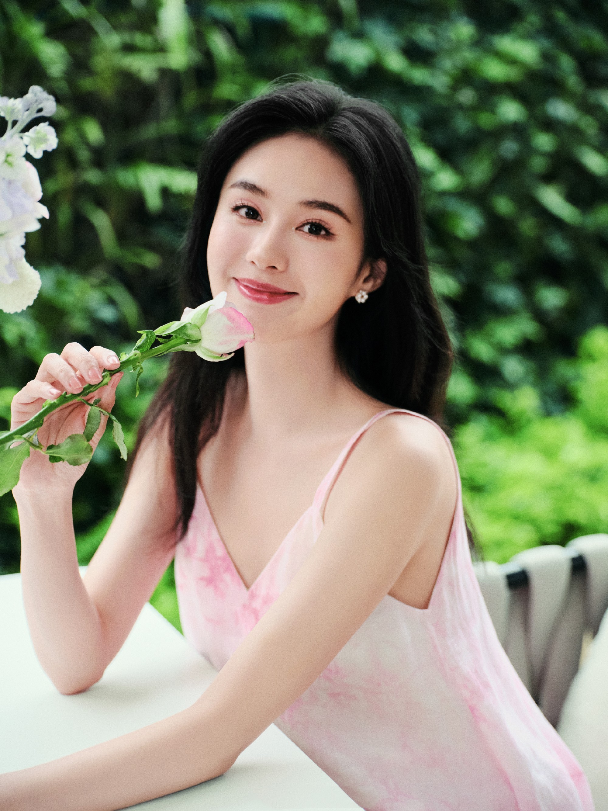 宝子们,郑合惠子也太甜啦!身穿粉色吊带裙,宛如春日里的烂漫花朵