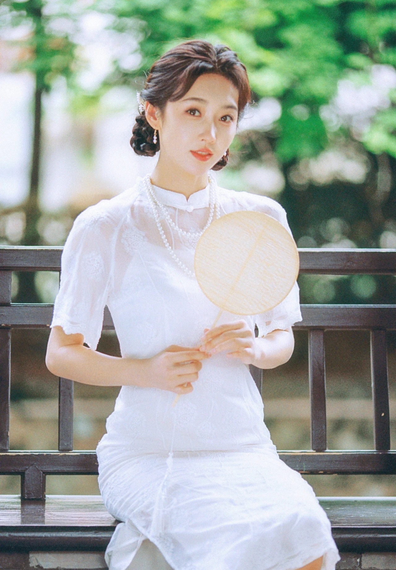 穿上白色蕾丝旗袍,戴着珍珠项链,再配上头纱,温柔似水,妥妥的民国富家