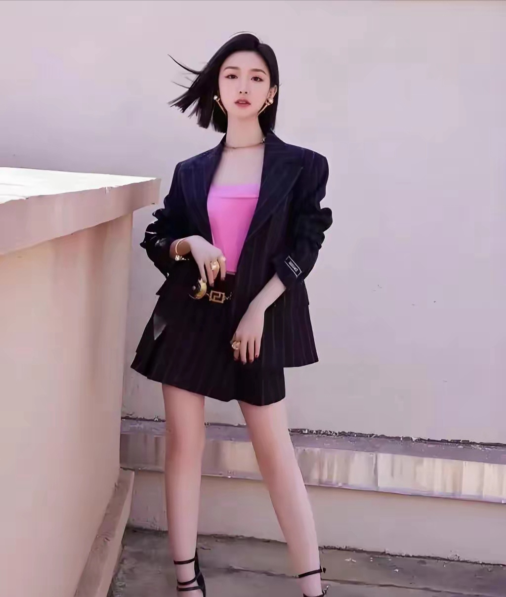 宝子们,快来看看毛晓彤的时尚大片!她的造型风格那叫一个多变