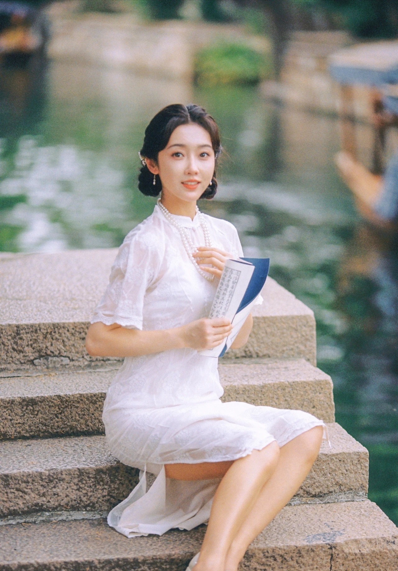 连衣裙拿着白色小洋伞又俏皮又可爱仿佛从民国画卷中走出来的少女