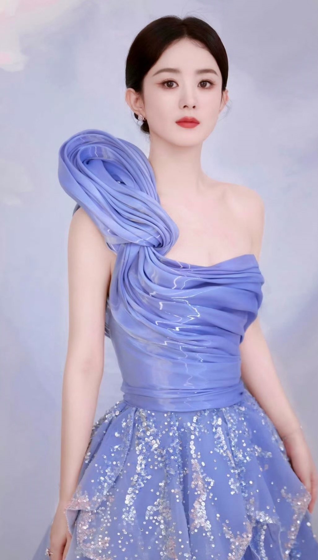 优雅又高贵;换上黑色造型,又立马变赵丽颖非常酷的照片赵丽颖蓝色礼服