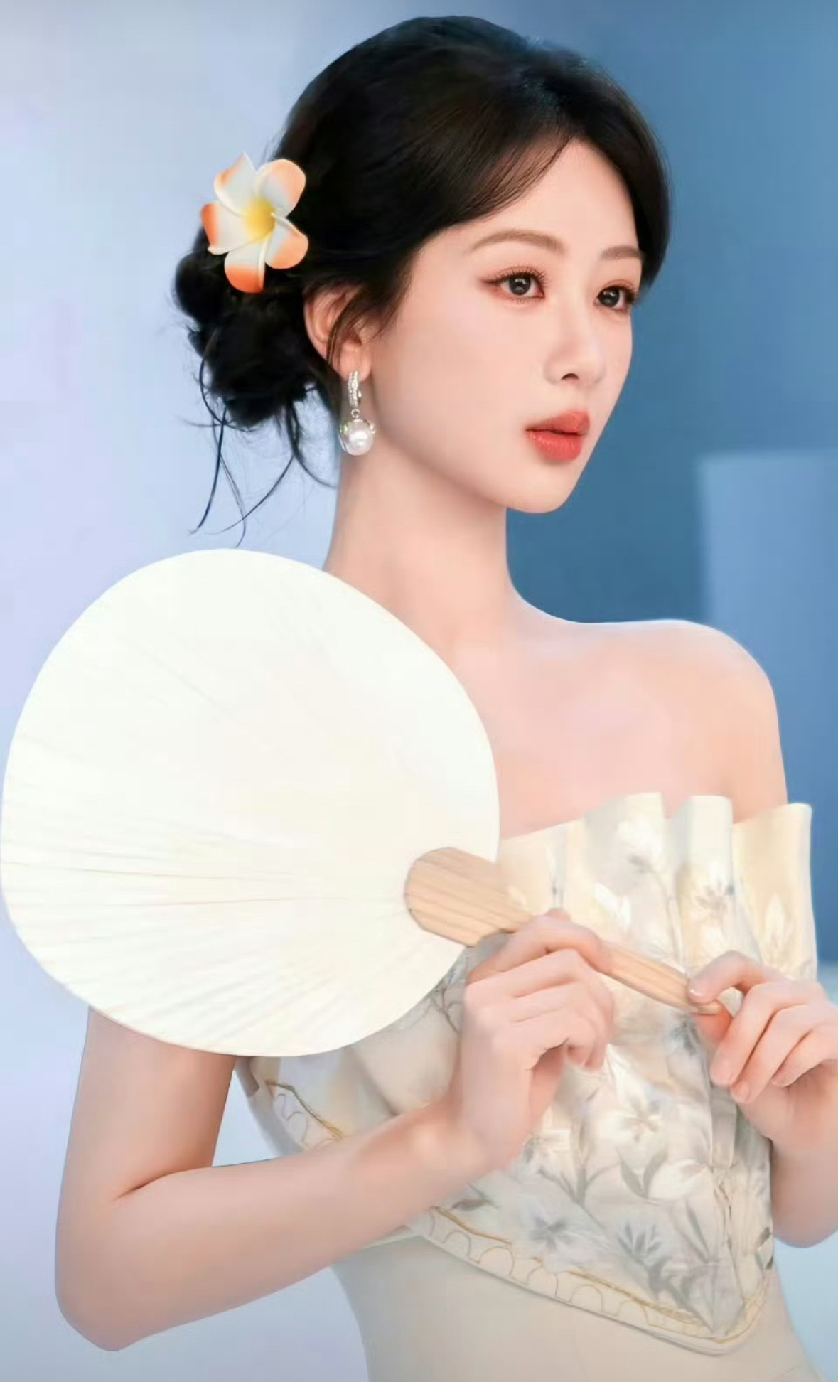 杨紫侧丸子头造型活力满满,元气十足,一身白色看起来好温柔!