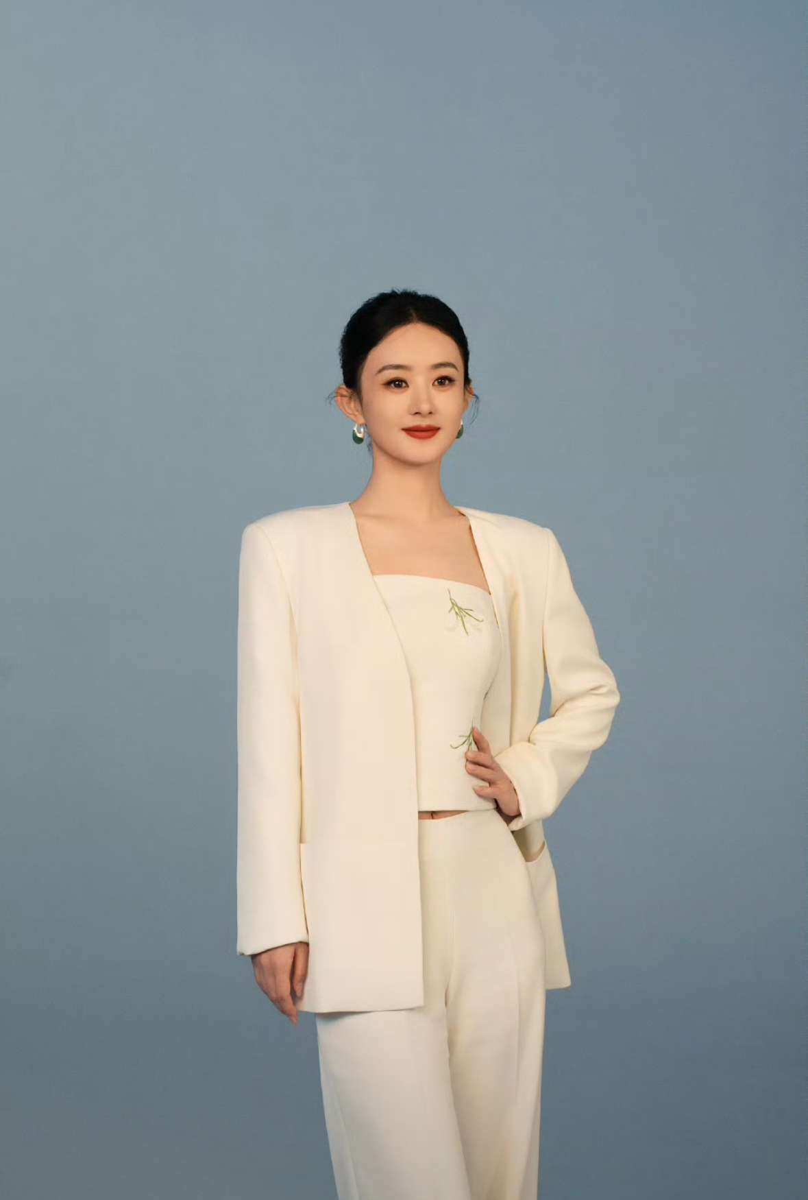 赵丽颖纯白西装套装,被夸显得好高智,气质优雅干练,身材好好