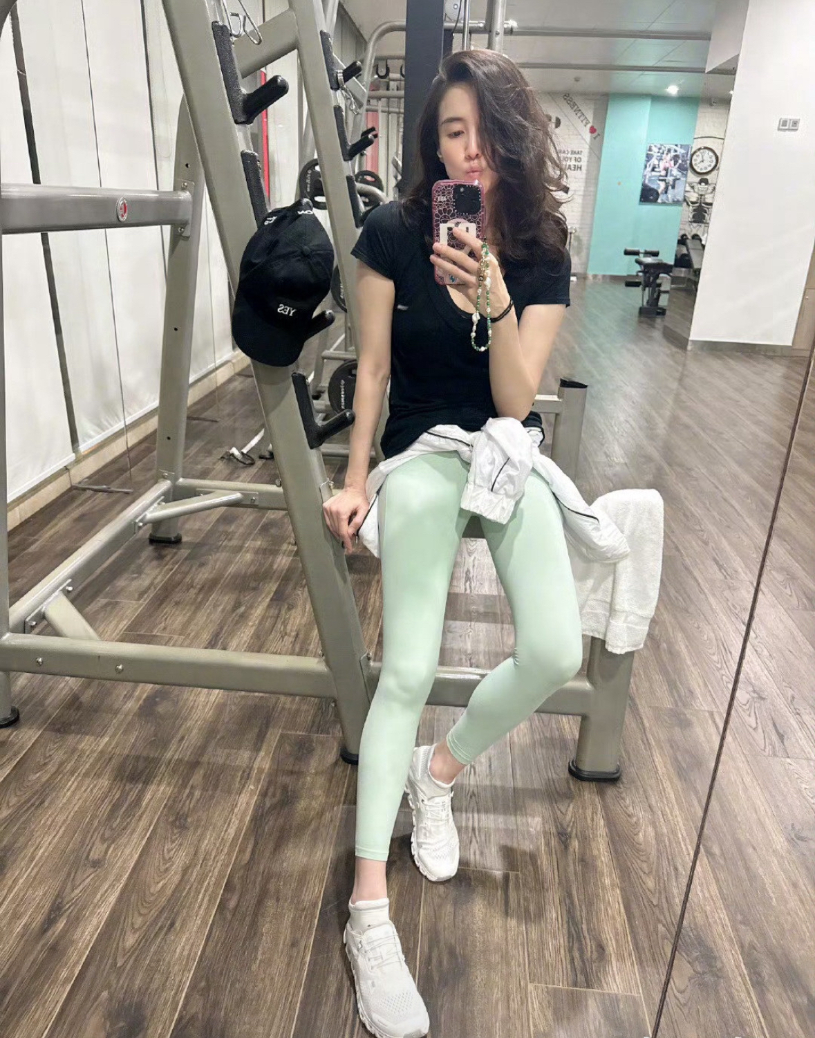 宋佳晒健身照,身材好好,在计划迎接假期,自律的女人自信又美丽,期待