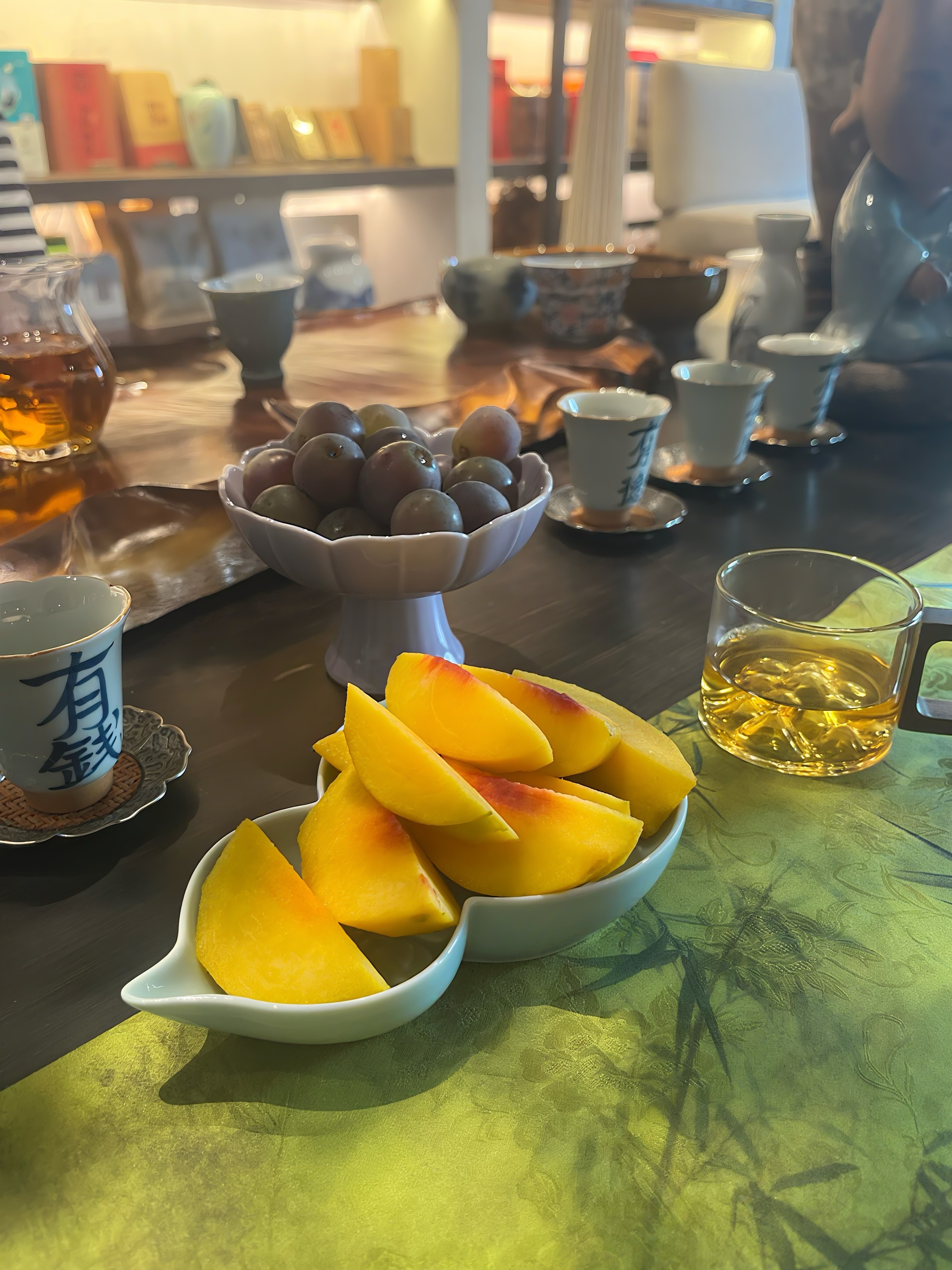 的时期很多游客晒的黢黑旅游的同时不妨抽空半天到近山茶院来喝茶