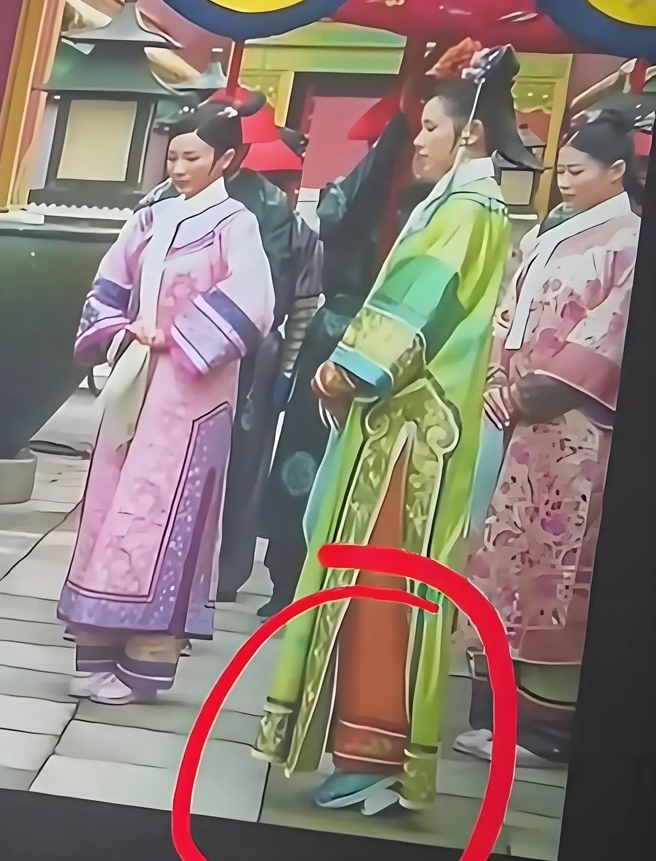 看《甄嬛传》的时候丽嫔那脚丫子总不好好站着真让人忍不住好奇是