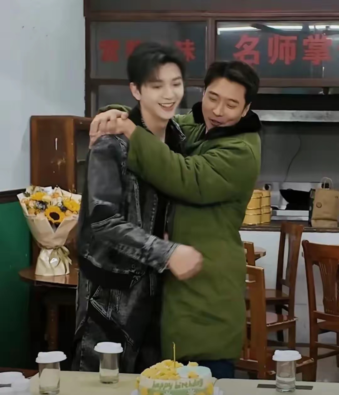 正在录制《无限超越班》的张丹峰好开心,看得出虽然不是亲父子,但