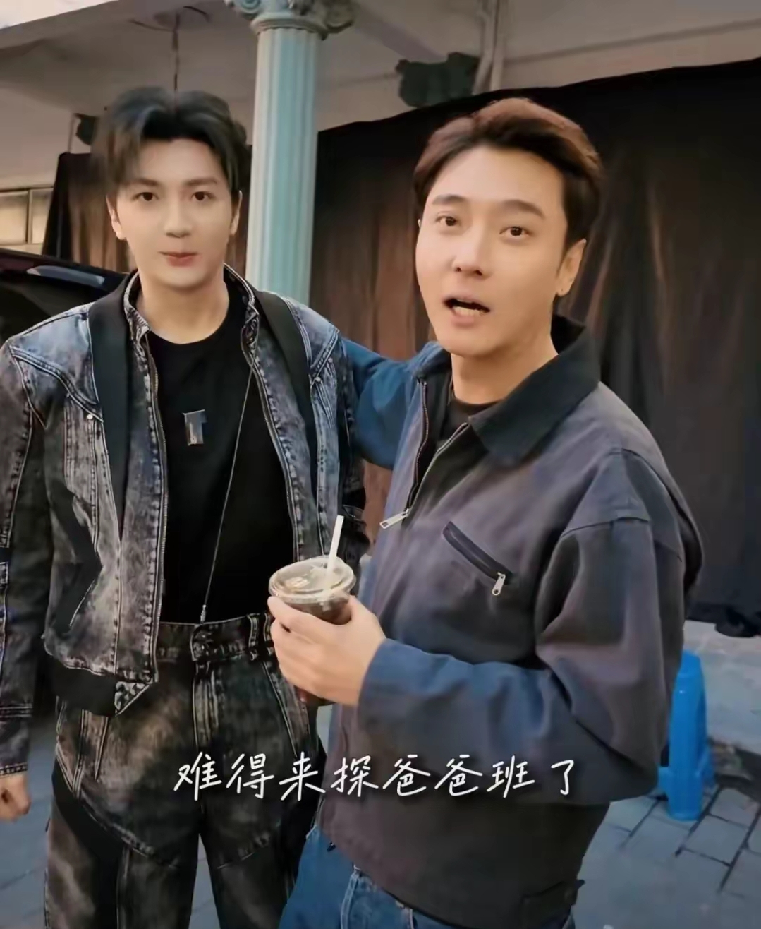 正在录制《无限超越班》的张丹峰好开心,看得出虽然不是亲父子,但