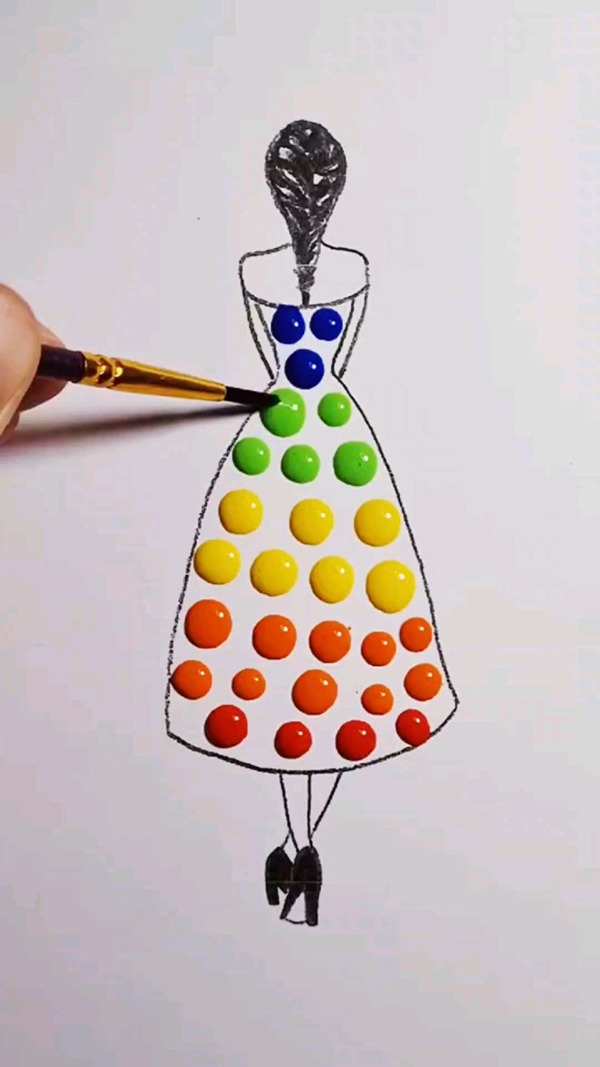 这是一套彩虹色的裙子