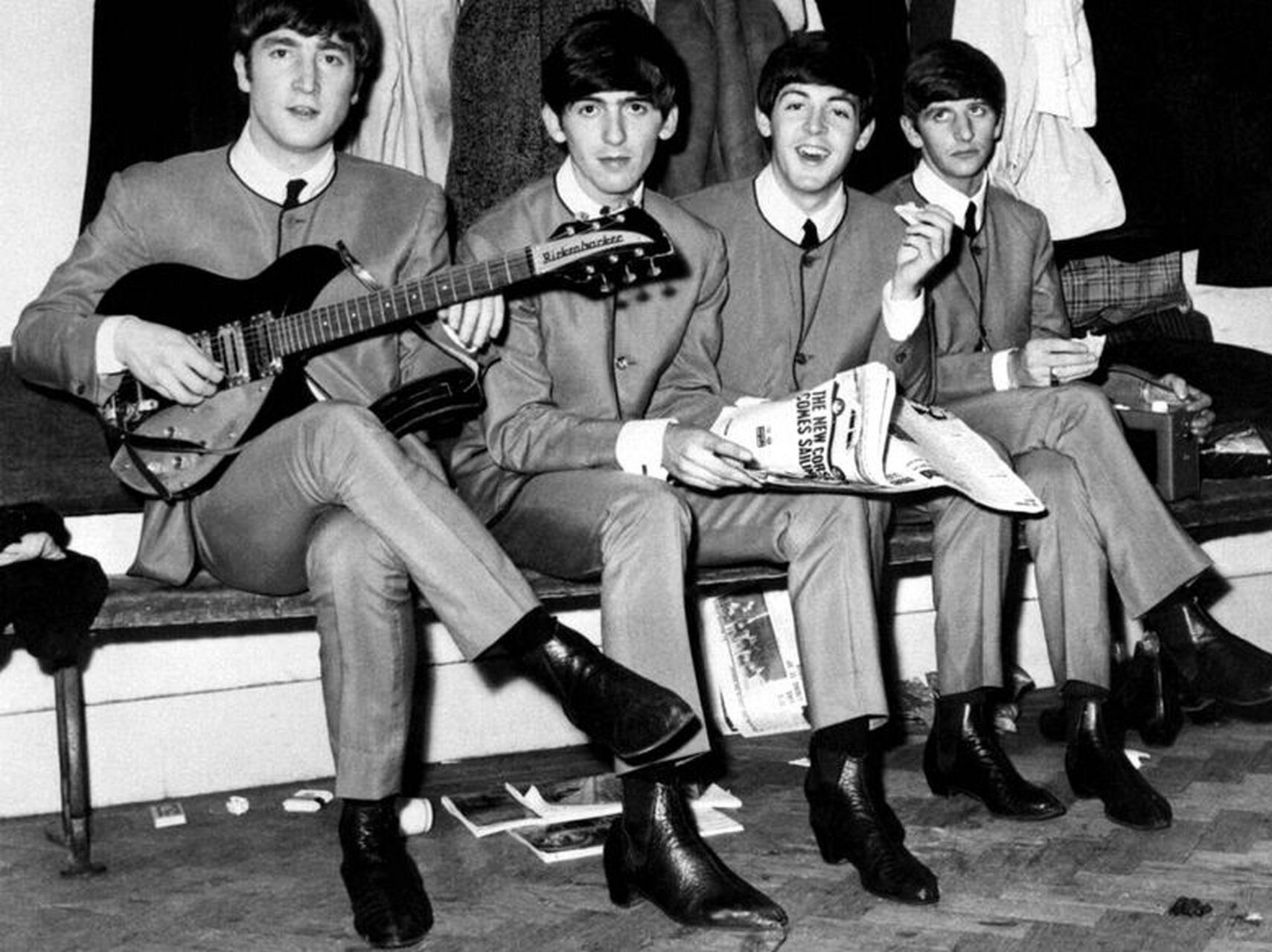 1980年12月8日下午4点,甲壳虫乐队主唱约翰·列侬离开纽约的家,在门外