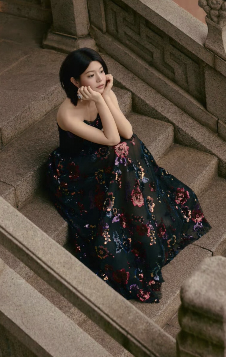 黛色抹胸礼服与红墙相映成画,陈妍希似从水墨卷轴款款而来