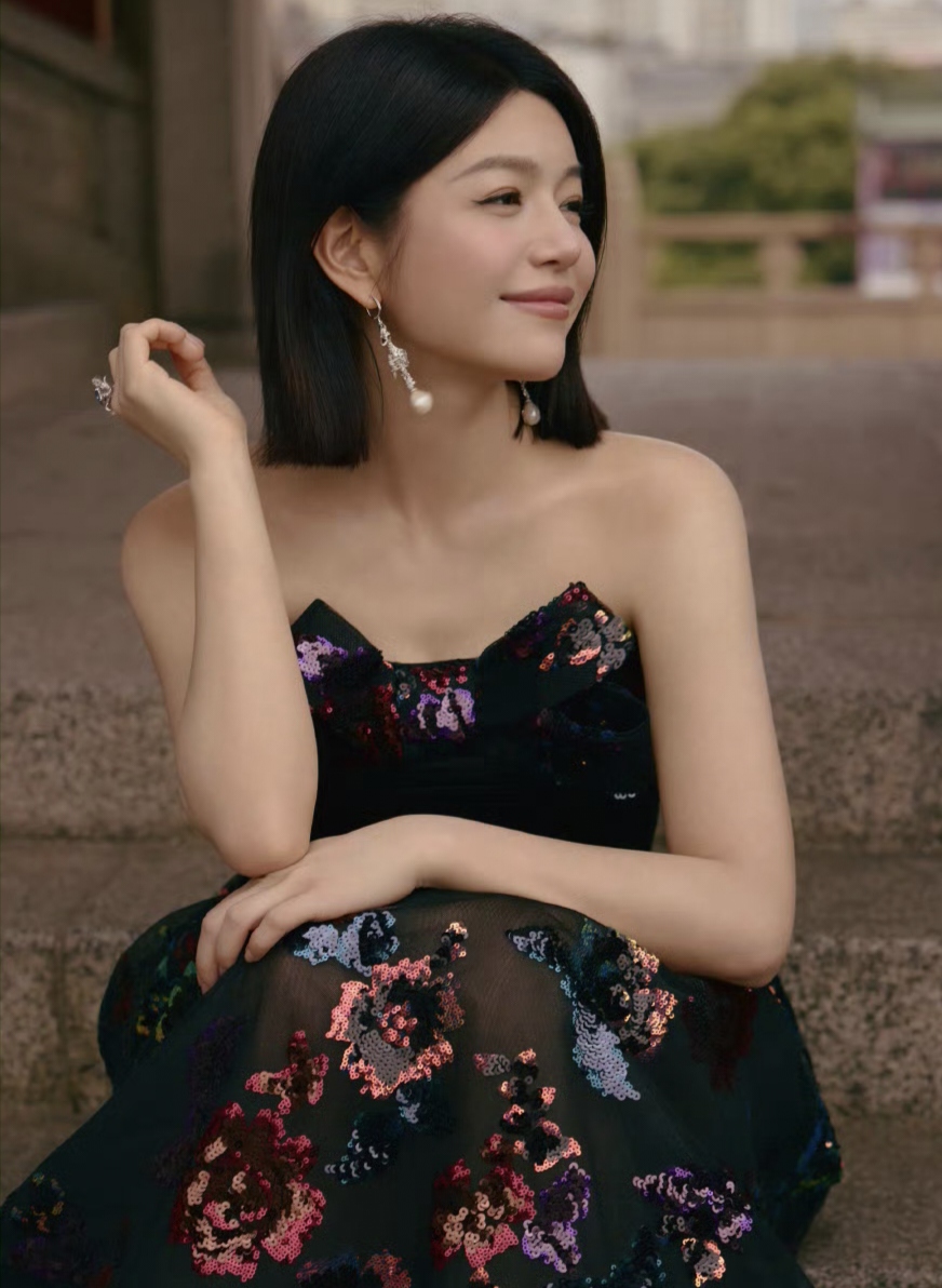 黛色抹胸礼服与红墙相映成画,陈妍希似从水墨卷轴款款而来