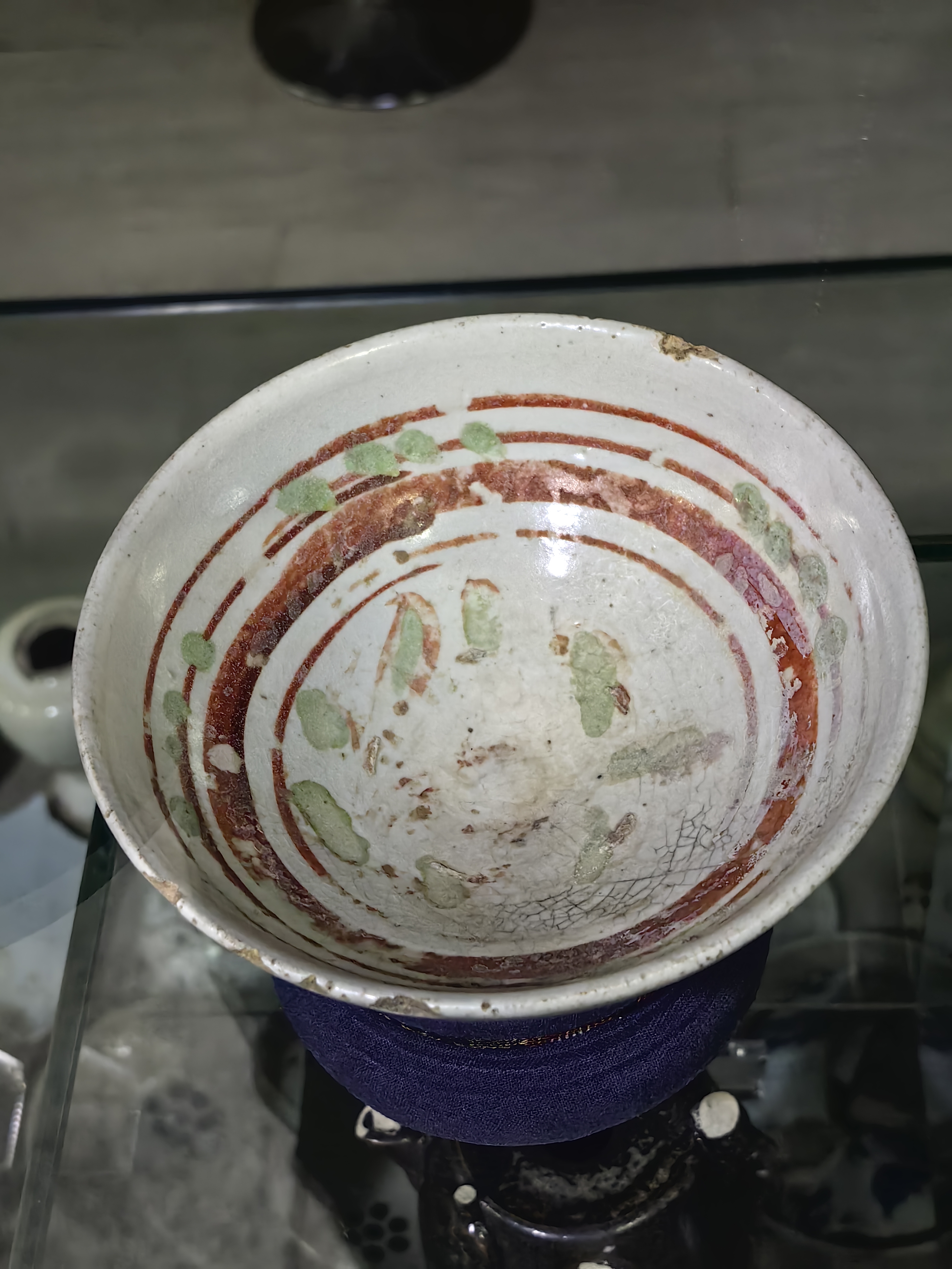 古玩城看到一个金代的红绿彩碗