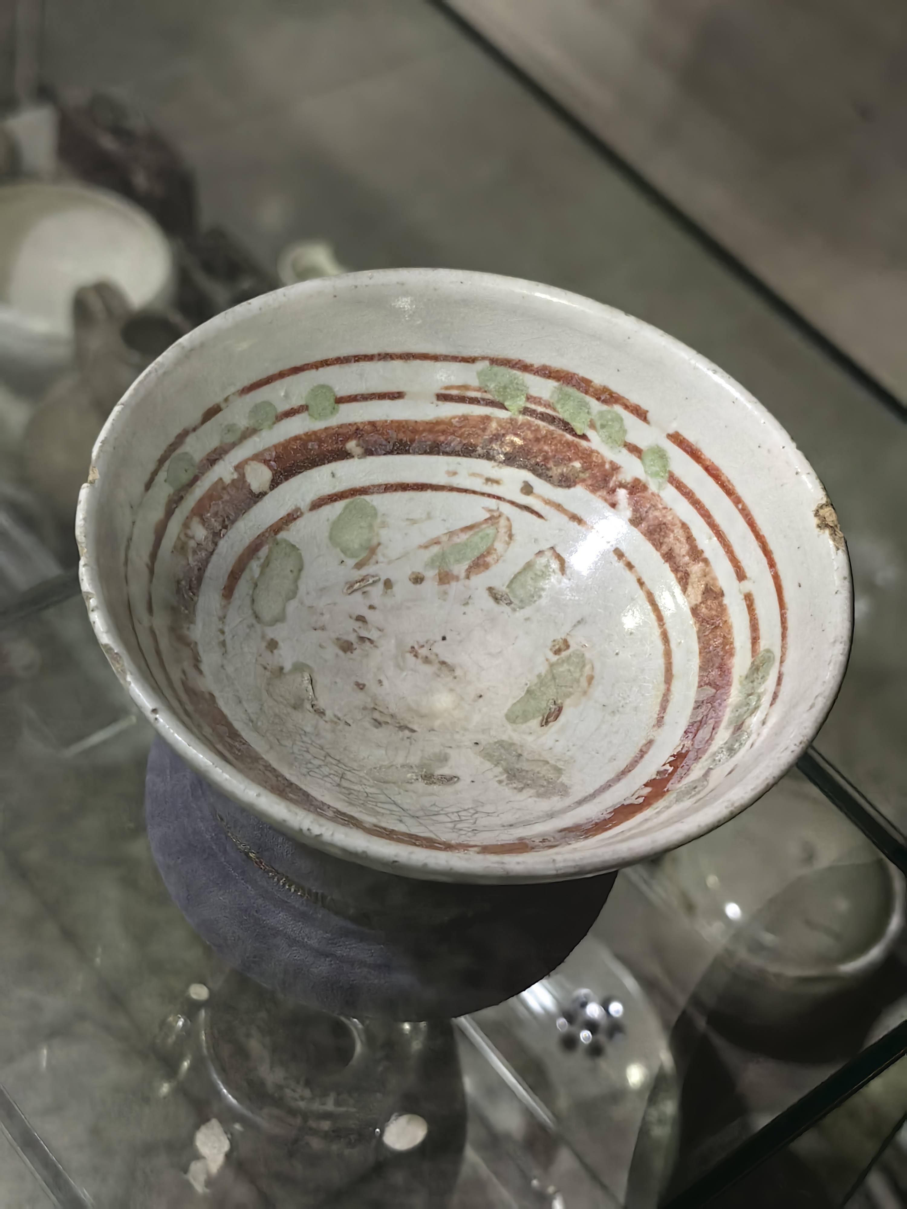 古玩城看到一个金代的红绿彩碗