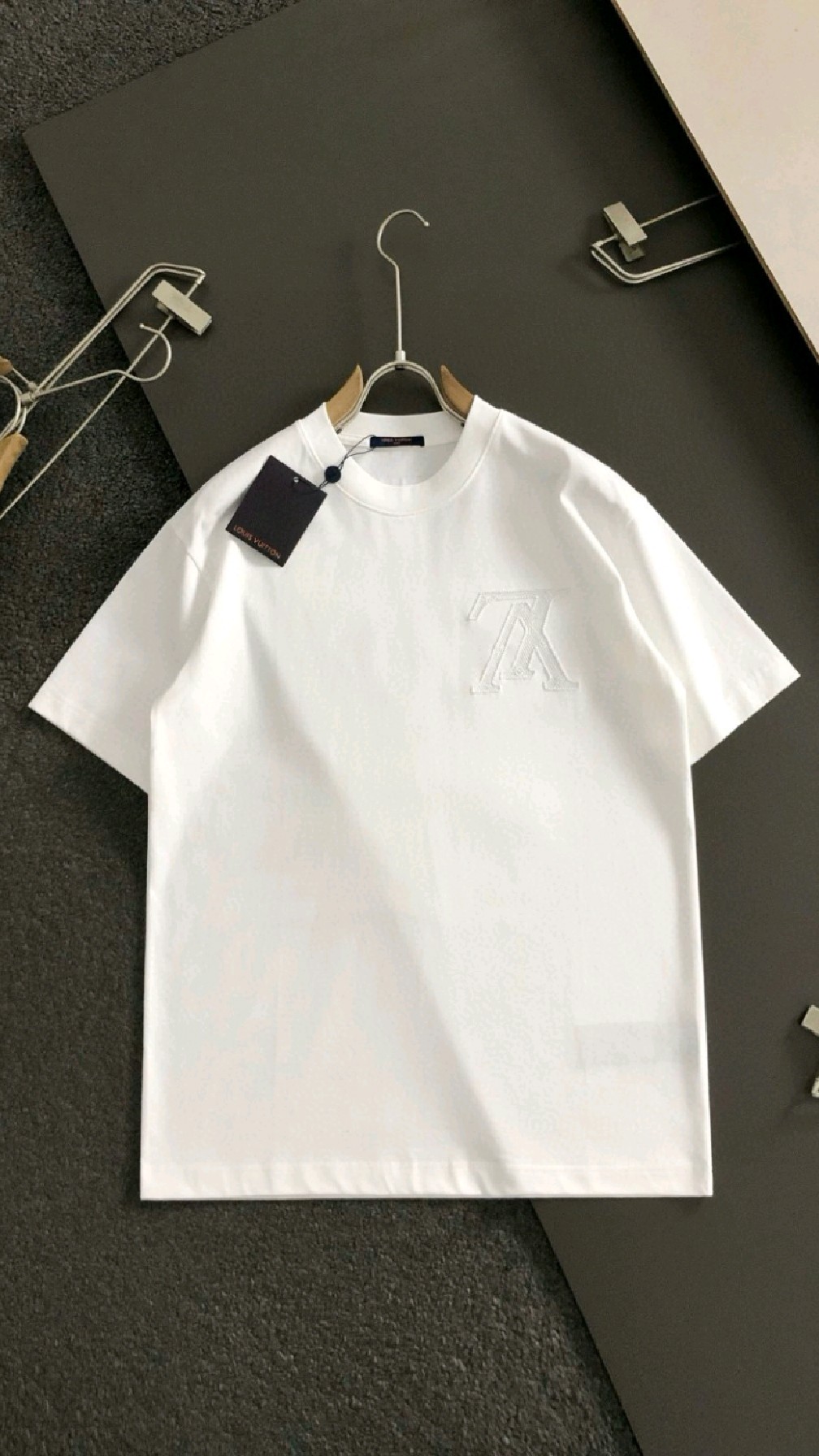 lv男士短袖t恤,logo刺绣彰显年轻格调