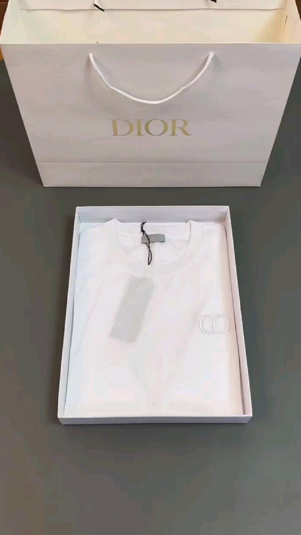 迪奥新款短袖t恤,刺绣凸显时尚