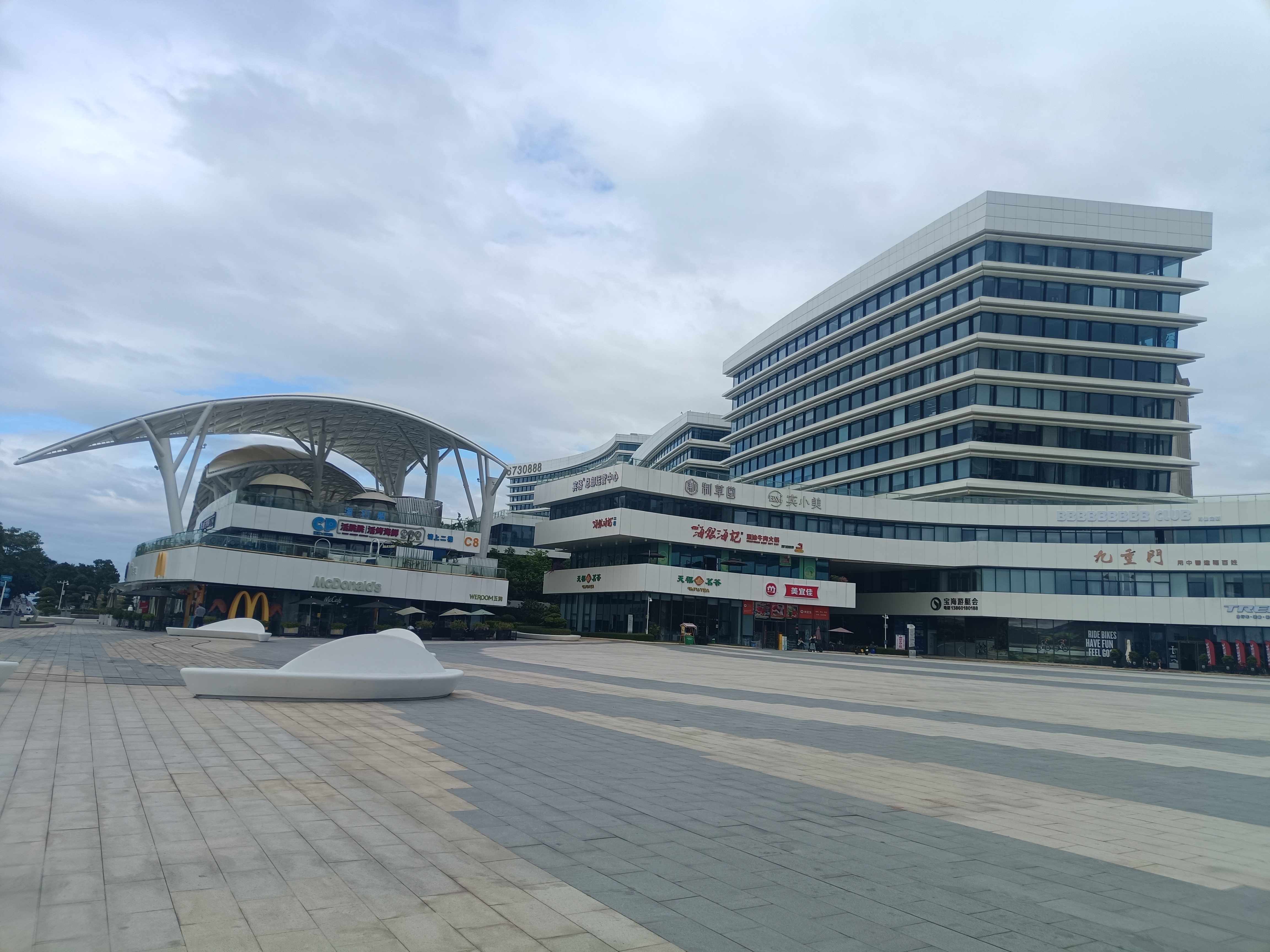 **职业发展**:包括就业机会,职业规划,创业,职场技能