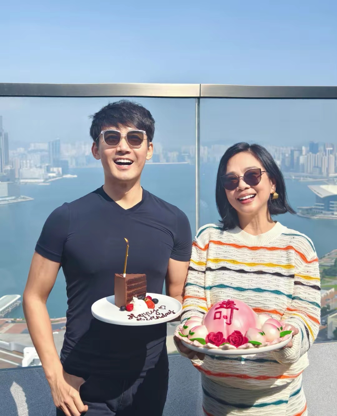 救命!这对相差9岁的夫妻在西湖边搂腰搂出了新高度!