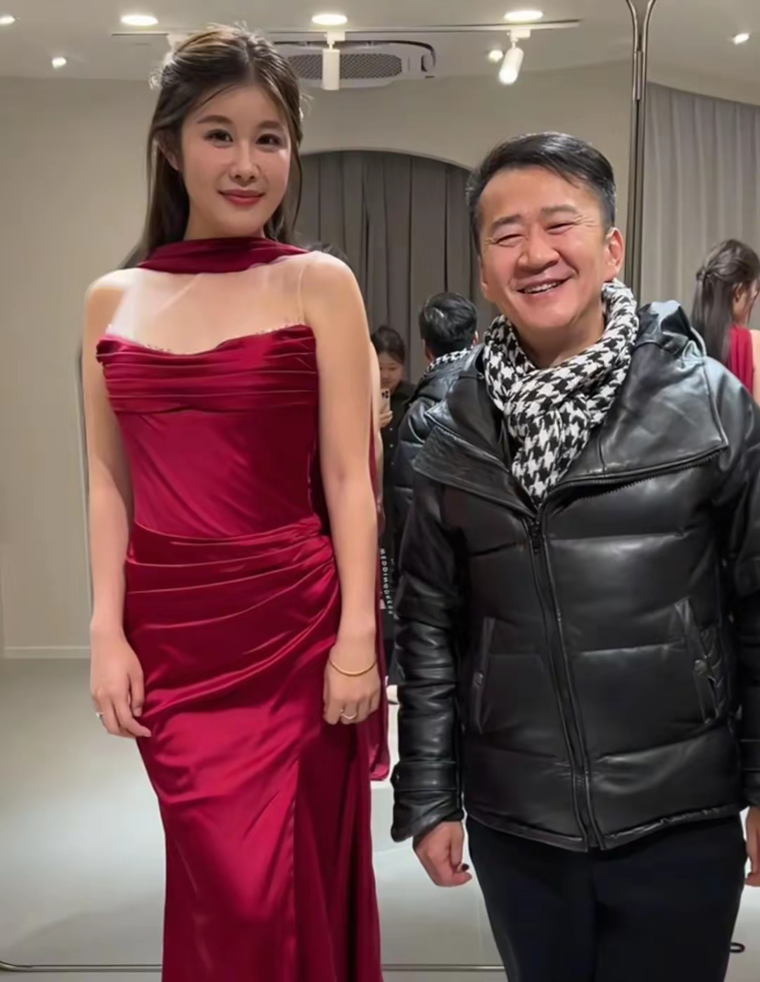 李嘉明是个不太出名的演员做网红后才被更多人知晓