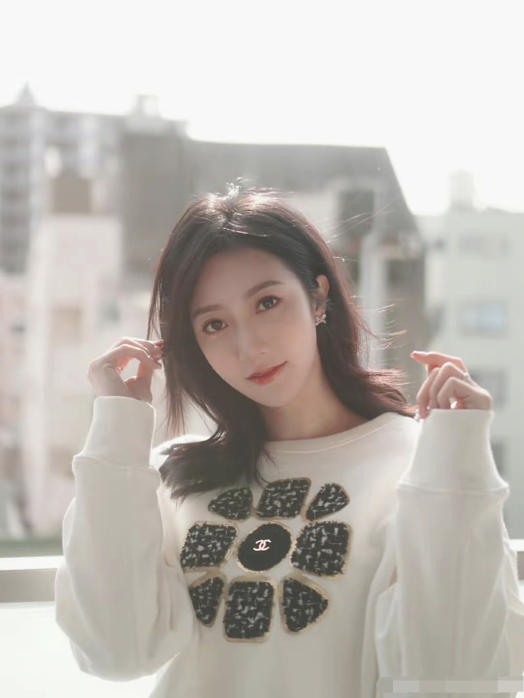tvb力捧小花何依婷产后首露面状态大勇苗条身材被指像没生过一样