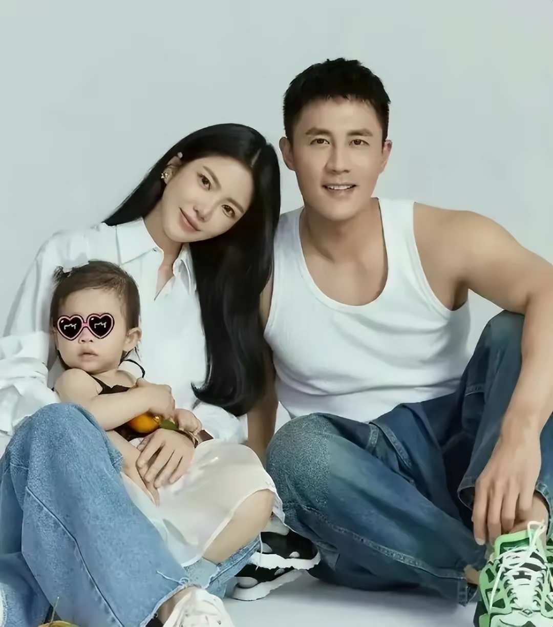 作为杜淳妻子王灿虽非娱乐圈演员却手握不少时尚资源日常直播带货