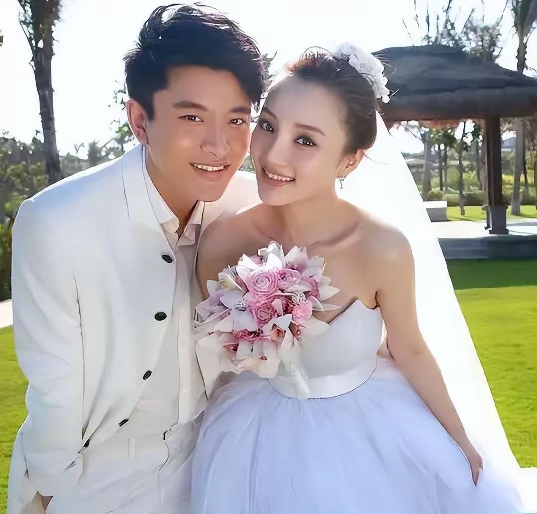 离婚5年后,贾乃亮与李小璐因四次暖心互动实现口碑逆袭,印证了陈思诚"