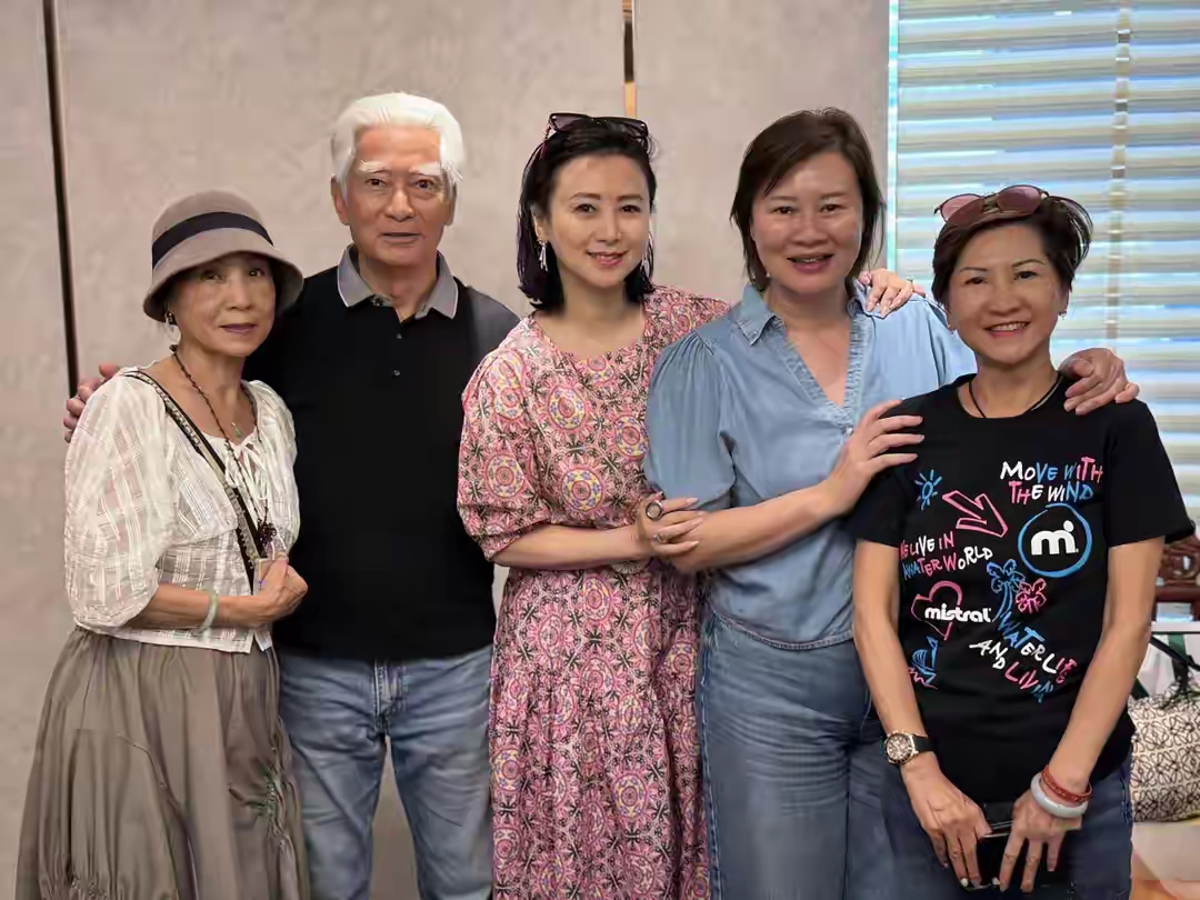 9月10日,57岁翁虹到香港与圈内朋友提前庆生,场面热闹引发关注