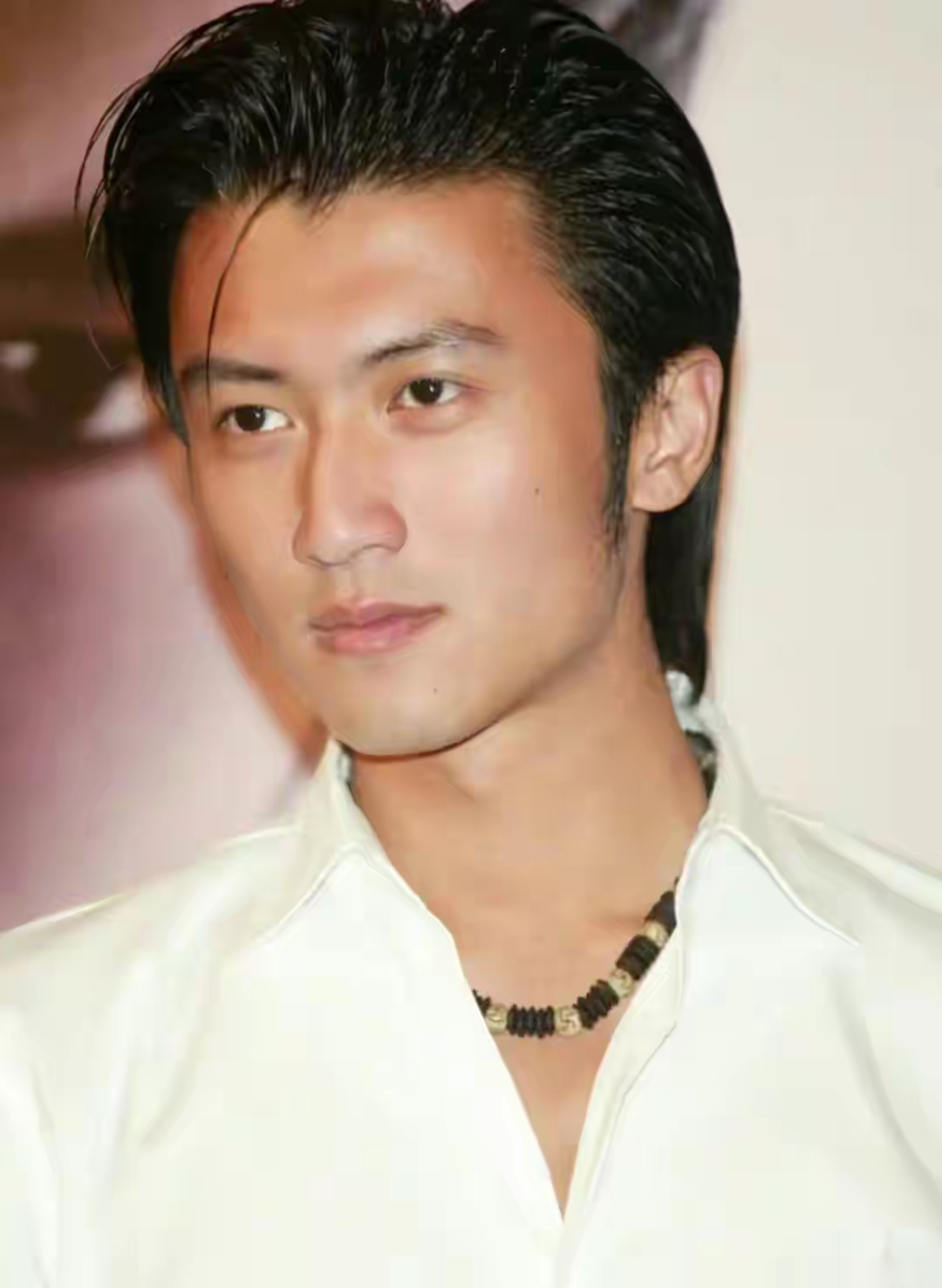 谢霆锋为王菲演唱会打造蝴蝶海显浪漫却缺席长子18岁成人礼无公开