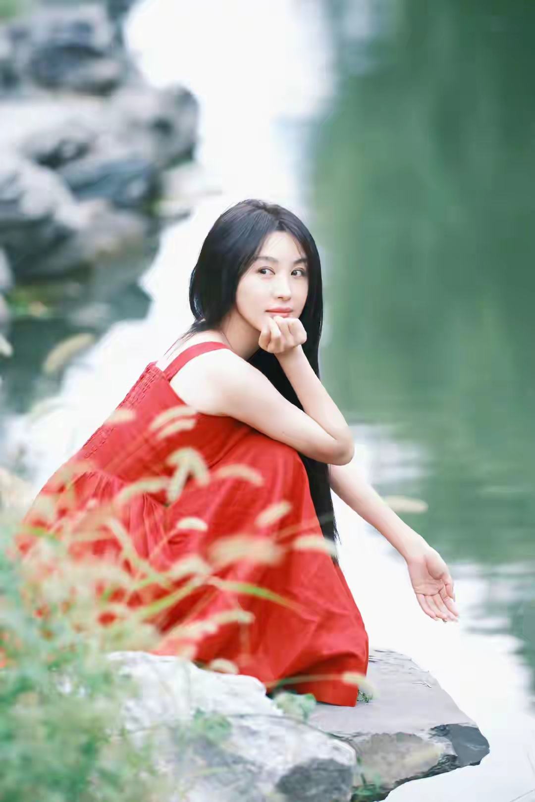 国庆假期第三天李菲儿晒出37岁生日照她穿一袭吊带红裙置身山野间