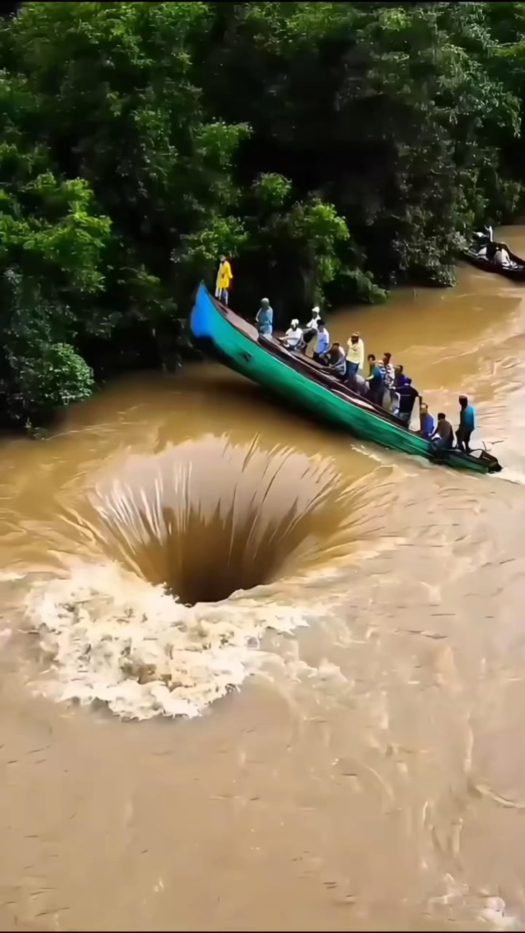 河中出现了巨大漩涡